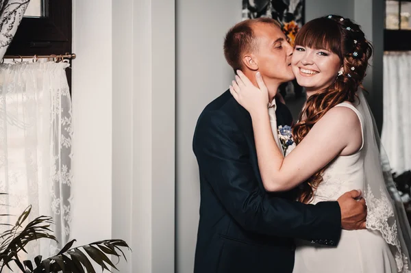 Encantadores novios en la celebración de su boda en un lujoso restaurante . —  Fotos de Stock