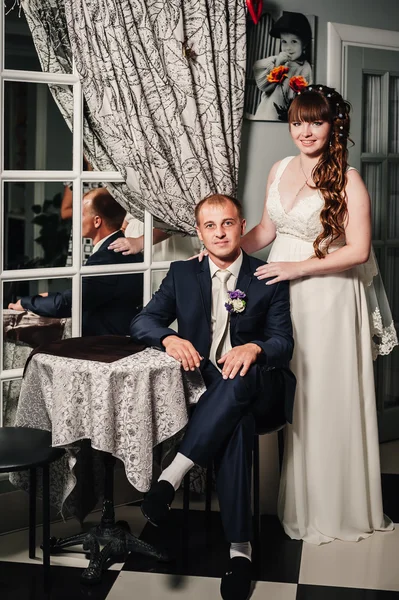 Encantadores novios en la celebración de su boda en un lujoso restaurante . — Foto de Stock