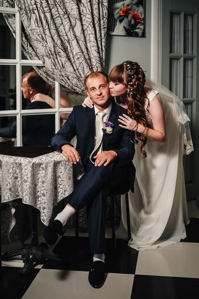 Encantadores novios en la celebración de su boda en un lujoso restaurante . —  Fotos de Stock