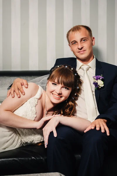 Charming bride and groom on their wedding celebration in a luxurious restaurant. — Stock Photo, Image