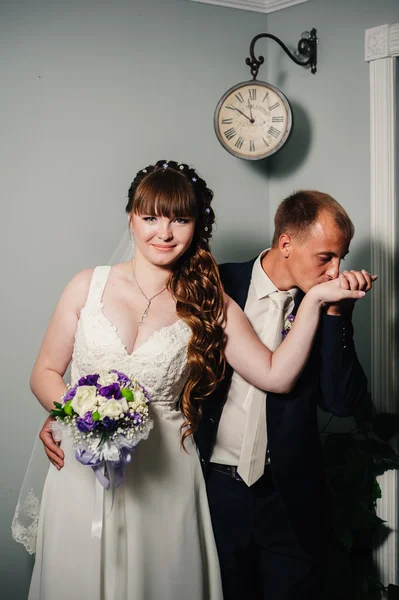 Encantadores novios en la celebración de su boda en un lujoso restaurante . —  Fotos de Stock