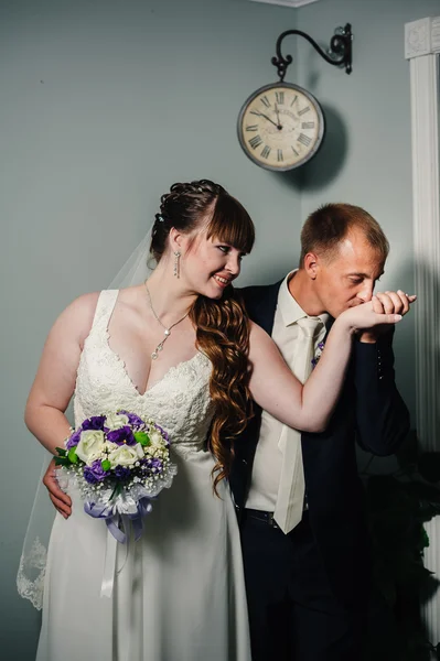 Mariés de charme lors de leur célébration de mariage dans un restaurant luxueux . — Photo