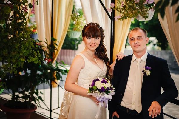 Novios jóvenes en el parque, ramo de novia, vestidos de novia —  Fotos de Stock