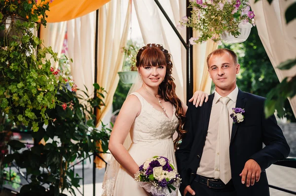 Noiva jovem e noivo no parque, buquê de noiva, vestidos de noiva — Fotografia de Stock