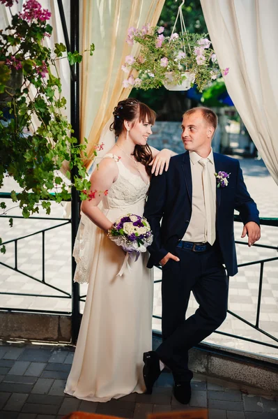 Молода наречена і наречена в парку, весільний букет, весільні сукні — стокове фото