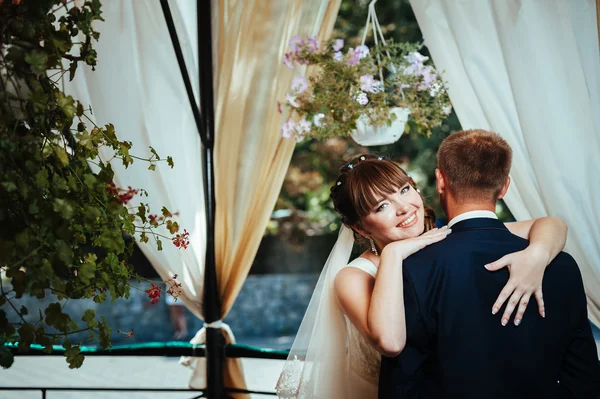 Jeunes mariés dans le parc, bouquet nuptial, robes de mariée — Photo