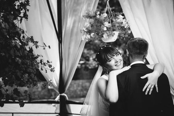 Novios jóvenes en el parque, ramo de novia, vestidos de novia — Foto de Stock