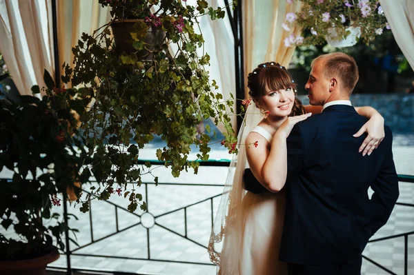 Unga bruden och brudgummen i parken, brudbukett, bröllopsklänningar — Stockfoto
