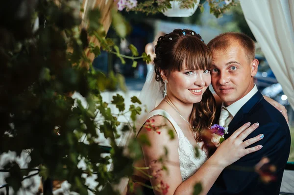Noiva jovem e noivo no parque, buquê de noiva, vestidos de noiva — Fotografia de Stock