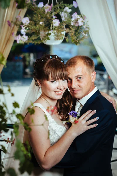 Jeunes mariés dans le parc, bouquet nuptial, robes de mariée — Photo