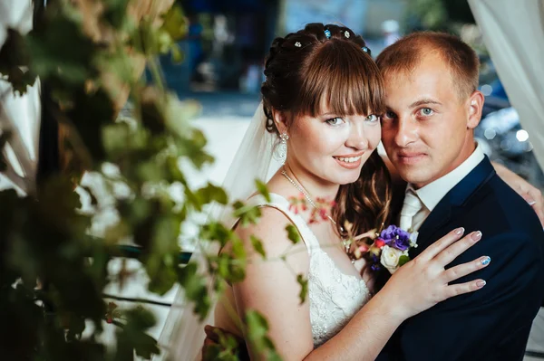 Mladá nevěsta a ženich v parku, Svatební kytice, svatební šaty — Stock fotografie