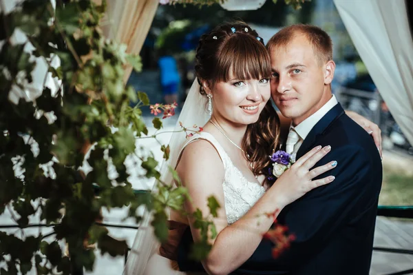 Novios jóvenes en el parque, ramo de novia, vestidos de novia —  Fotos de Stock