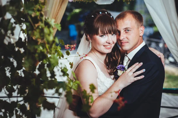 Novios jóvenes en el parque, ramo de novia, vestidos de novia —  Fotos de Stock