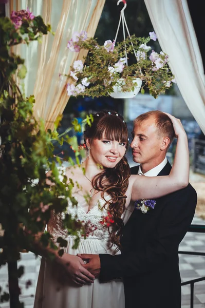 Молодая невеста и жених в парке, свадебный букет, свадебные платья — стоковое фото