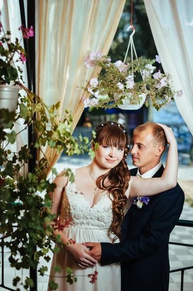 Jeunes mariés dans le parc, bouquet nuptial, robes de mariée — Photo