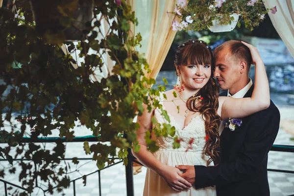 Novios jóvenes en el parque, ramo de novia, vestidos de novia —  Fotos de Stock