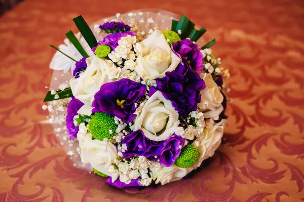 Beautiful delicate bridal bouquet on the table. floral wedding theme. — Stock Photo, Image