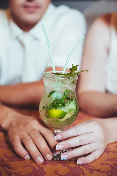 Okouzlující nevěsta a ženich drink mojito na jejich svatební oslavu v luxusní restauraci. — Stock fotografie