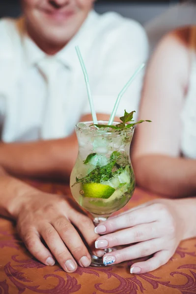 Okouzlující nevěsta a ženich drink mojito na jejich svatební oslavu v luxusní restauraci. — Stock fotografie