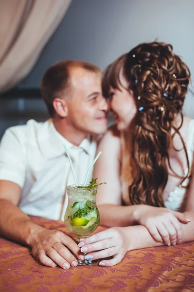 Güzel gelin ve damat onların düğün kutlama lüks bir restoranda üzerinde mojito içmek. — Stok fotoğraf