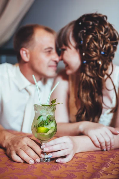 Mempelai wanita dan pria yang menawan minum mojito pada perayaan pernikahan mereka di restoran mewah . — Stok Foto