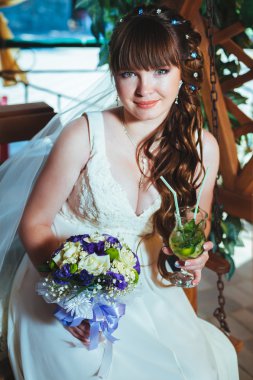 mutlu gelin içki mojito ve salıncakta sallanan