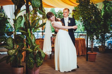 Genç gelin ve damat gelin buketi, Park gelinlik