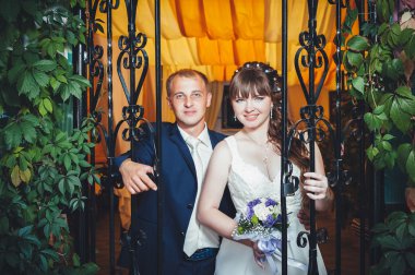 Genç gelin ve damat gelin buketi, Park gelinlik