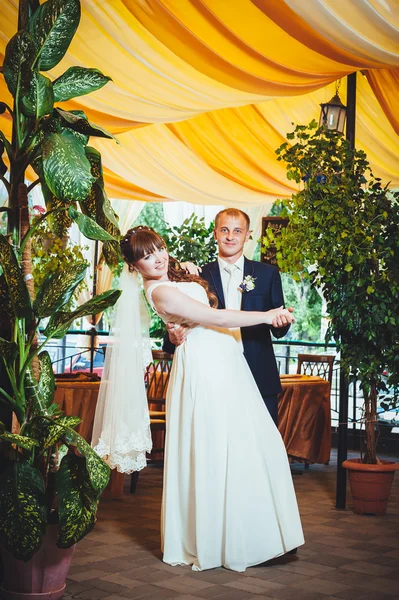 Young bride and groom in the park, bridal bouquet, wedding dresses — Stock Photo, Image