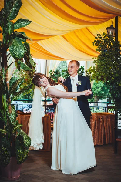 Jeunes mariés dans le parc, bouquet nuptial, robes de mariée — Photo