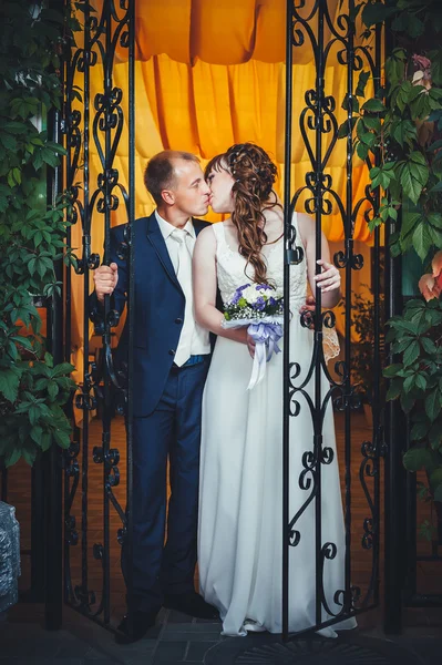 Mladá nevěsta a ženich v parku, Svatební kytice, svatební šaty — Stock fotografie