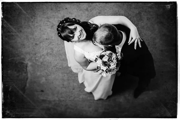 Newlyweds embracing and kissing. Top view — Stock Photo, Image