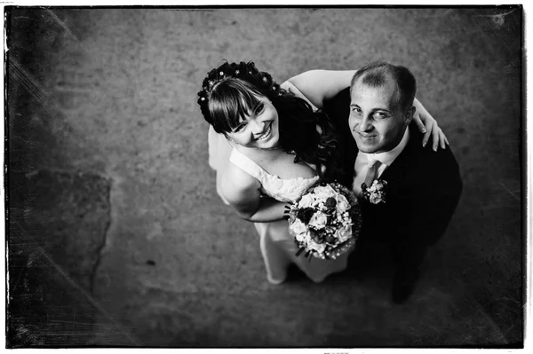 Nygifta omfamna och kyssa. ovanifrån — Stockfoto
