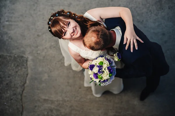 Frischvermählte umarmen und küssen sich. Ansicht von oben — Stockfoto