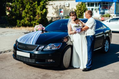 güzel esmer gelin onun yakışıklı genç damat siyah takım elbise standında car yakınındaki ile beyaz düğün