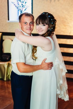 Genç gelin ve damadın Ziyafet salonunda dans düğün. Öpücük, kucaklama