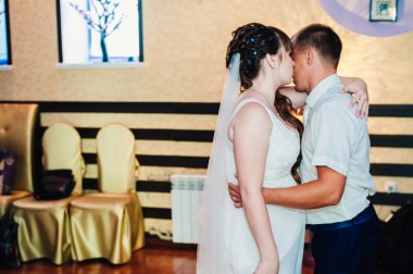 Genç gelin ve damadın Ziyafet salonunda dans düğün. Öpücük, kucaklama