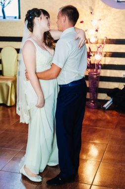 Genç gelin ve damadın Ziyafet salonunda dans düğün. Öpücük, kucaklama