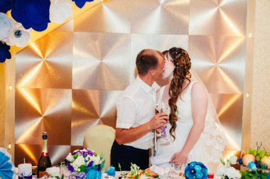 güzel gelin ve damat onların düğün kutlama lüks bir restoranda üzerinde.