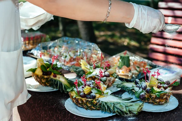 Melayani makanan di dalam ruangan di restoran mewah dengan daging buah-buahan dan sayuran berwarna-warni — Stok Foto