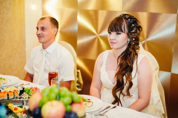 Encantadores novios en la celebración de su boda en un lujoso restaurante . —  Fotos de Stock