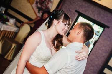 Genç gelin ve damadın Ziyafet salonunda dans düğün. Öpücük, kucaklama