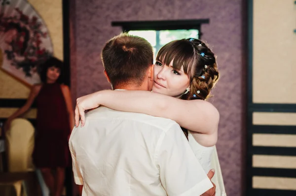 Baile de bodas de novios jóvenes en salón de banquetes. Beso, abrazo —  Fotos de Stock