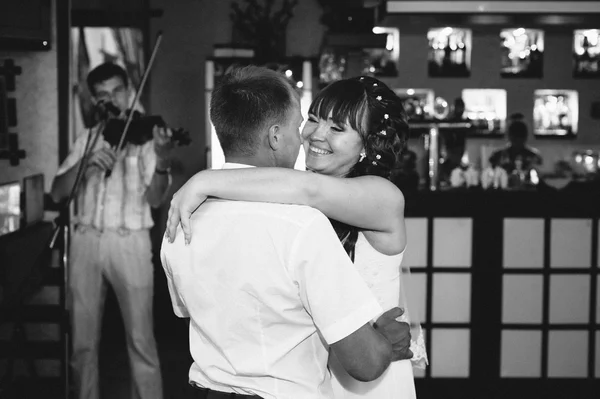 Danse de mariage des jeunes mariés dans la salle de banquet. Baiser, embrasser — Photo