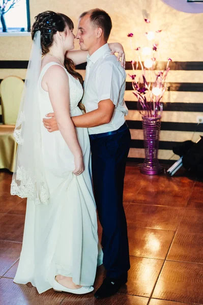 Постановка першого танцю молодих нареченої і нареченого в банкетний зал. Поцілувати, обійняти — стокове фото
