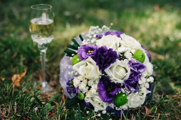 Wedding bouquet of pink and white roses lying on grass — Stock Photo, Image