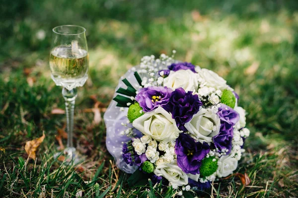 Buquê de casamento de rosas rosa e branco deitado na grama — Fotografia de Stock