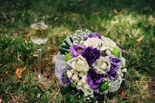 Çimlerin üzerinde duran pembe ve beyaz güllerden oluşan düğün buketi — Stok fotoğraf