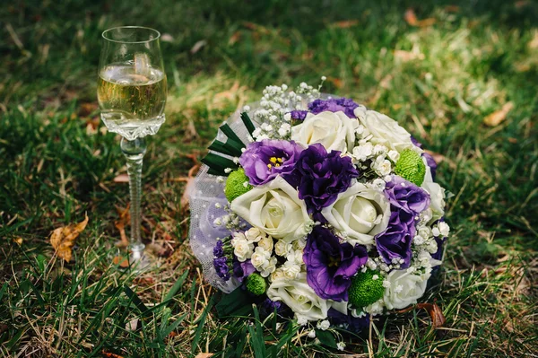 Wedding bouquet of pink and white roses lying on grass — Stock Photo, Image