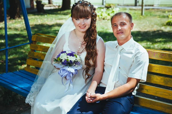 Marié heureux et marié balançant sur une balançoire — Photo